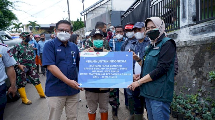 Petrokimia Gresik Bantu Korban Banjir Batu