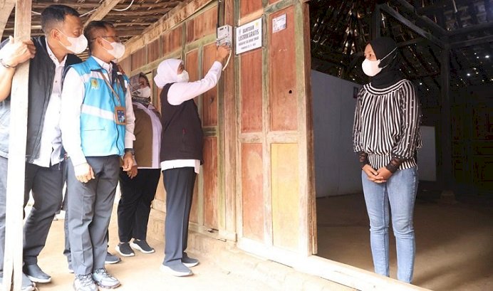 Tingkatkan Rasio Elektrifikasi di Jatim, Gubernur Salurkan Listrik Gratis untuk 3.100 RTM