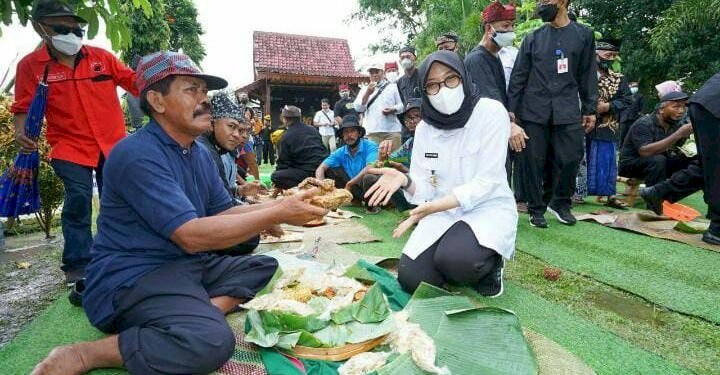 Petani Banyuwangi Gelar Bubak Sawah