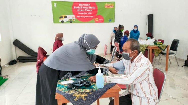 Mobil Klinik Indosat Bantu Korban Banjir Batu