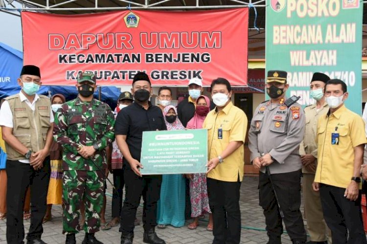 Petrokimia Gresik Bantu Sembako Korban Banjir Kali Lamong