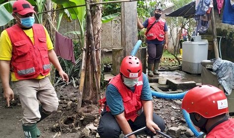 PMI Jember Kerahkan 20 Relawan Tim Wash Bantu Bersihkan Sumur Warga Terdampak Banjir