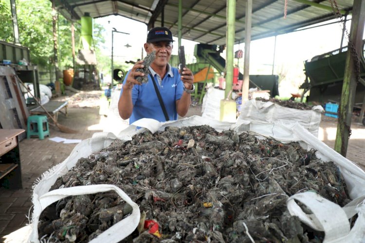 Olah Sampah Jadi Briket, TPST Banjarbendo Layak Dicontoh