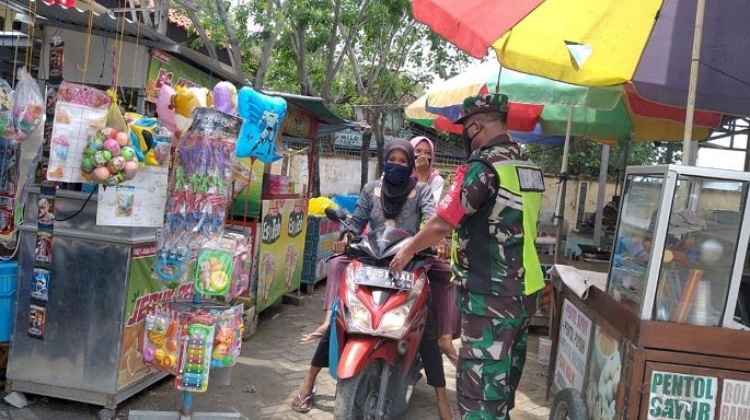 Razia Pasar Tradisional dan TPI Tuban Babinsa Tak Bosan Tegakkan Prokes 