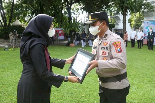 Bupati Ipuk Beri Penghargaan Pejuang Penanganan Covid-19