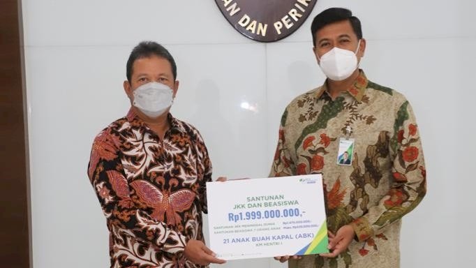 Menteri Kelautan dan Perikanan Serahkan Santunan BPJAMSOSTEK senilai Rp1,99 Miliar untuk 21 ABK KM Hentri I