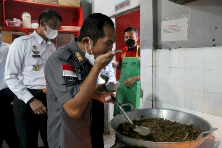 Sidak Dapur Rutan Surabaya, Cicipi Semur