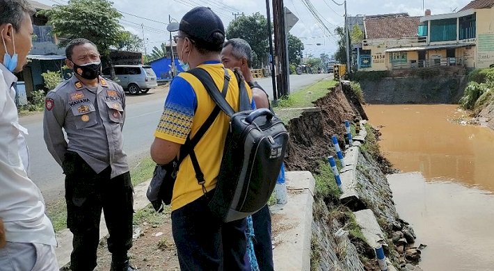 Tanggul Pembatas Jalan Raya Kediri-Nganjuk Ambrol