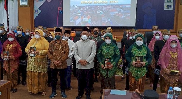 DPRD Gresik Mantu, Nikahkan Massal 18 Pasangan  Dhuafa