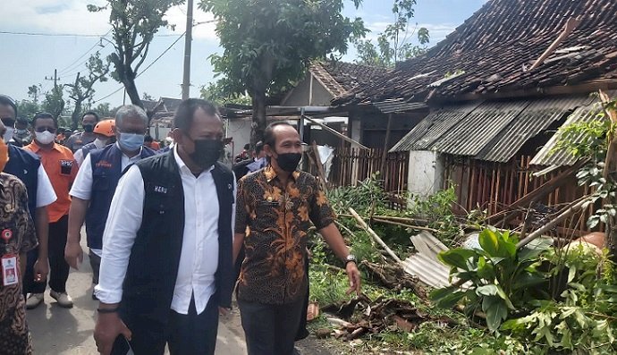 Tinjau Lokasi Puting Beliung di Madiun, Sekdaprov Serhakan Bantuan