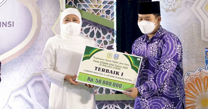 Serahkan Beasiswa Pendidikan 1.255 Guru Madin, Ini Pesan Penting Gubernur Khofifah