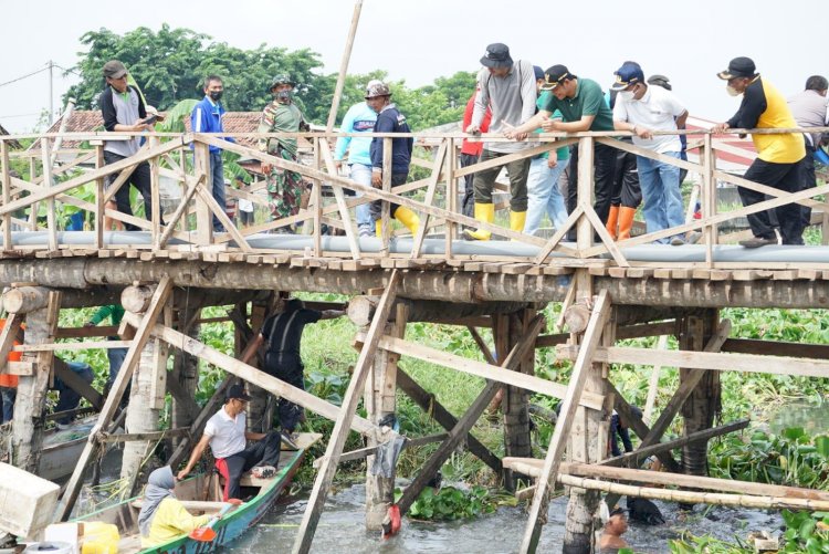 Wabup Subandi Ikut Bersihkan Sungai Buntung