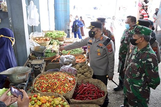 Usai Sidak, Kapolresta Banyuwangi Borong Cabai