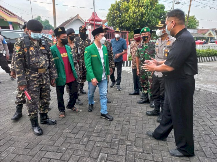 Gus Barra Keliling Gereja Pantau Ibadah Misa Malam Natal