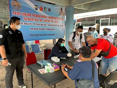 Polresta Banyuwangi Lakukan Tes Urine Bagi Para Sopir Angkutan Umum