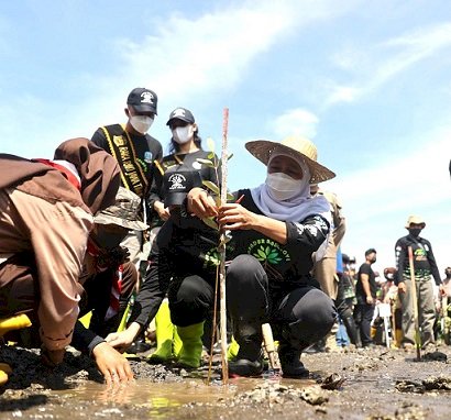 Gubenur Khofifah Ajak Masyarakat Percepat Pengurangan Emisi Karbon