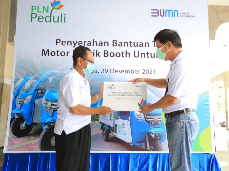 PLN Berikan Motor Listrik Booth kepada UMK