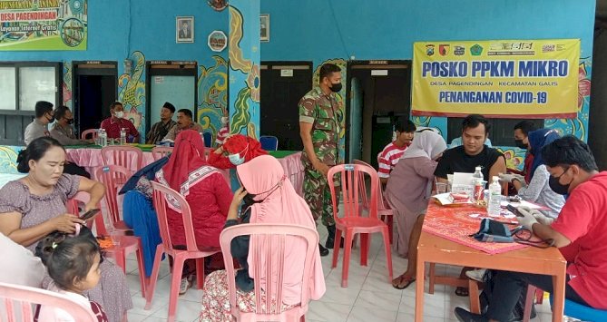 Dukung Percepatan Vaksinasi, Babinsa Koramil 0826-04 Galis Berikan Pendampingan