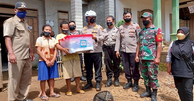 Banjir dan Longsor di Kediri, Tinjau Lokasi, Kapolres Serahkan Bantuan Sembako