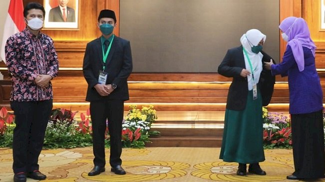 Lepas 30 Santri Penerima Beasiswa ke Kairo,  Khofifah:  Timbalah Ilmu Sebanyak-banyaknya Anakku