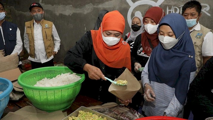 Gubernur Tinjau Dapur Umum Pengingsi APG  Semeru, Pastikan Permakanan Layak dan Tercukupi