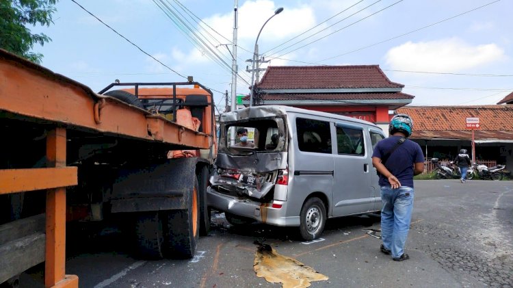 Truk Trailer Seruduk 4 Kendaraan, Satu Tewas