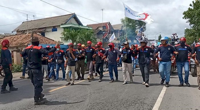 Tuntut PT IKSG Penuhi Hak Pekerja, Ribuan Buruh Blokir Jalur Pantura Tuban  