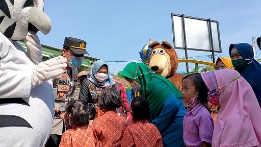 Dua Polisi Jadi Badut, Hibur Anak TK yang Divaksin