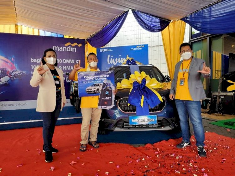 Bank Mandiri Serahkan Hadiah Livin’ to the Max di Jember