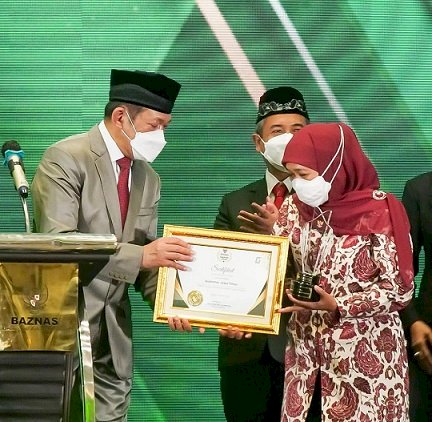 Gubernur Khofifah Terima Penghargaan BAZNAS Award