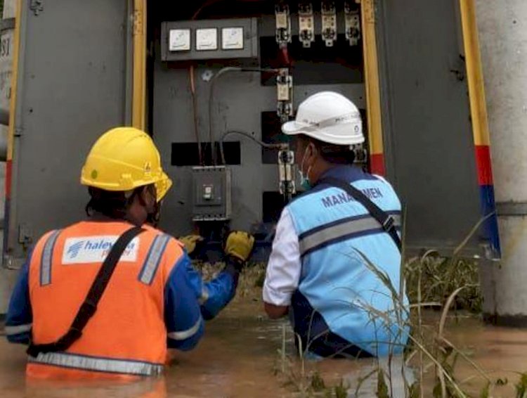 Gerak Cepat, PLN Pulihkan Listrik Pasca Banjir di Grati