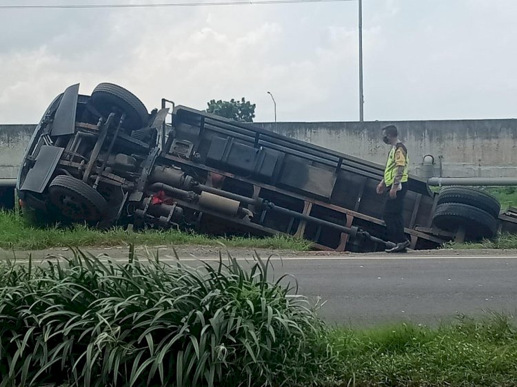 Parkir Terlalu Minggir, Truk Terperosok Parit