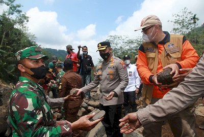 Plt Bupati Timbul dan  Warga Buat Jembatan Sementara