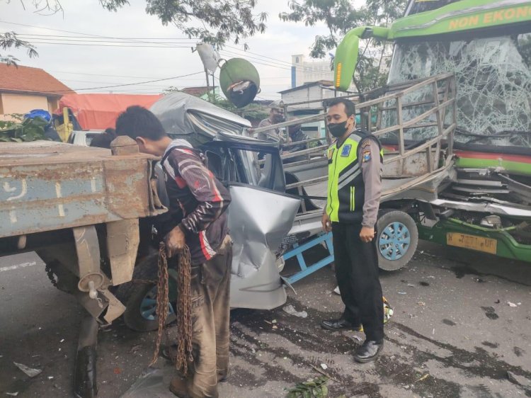 Diduga Mengantuk, Bus Tabrak Truk dan Pick up