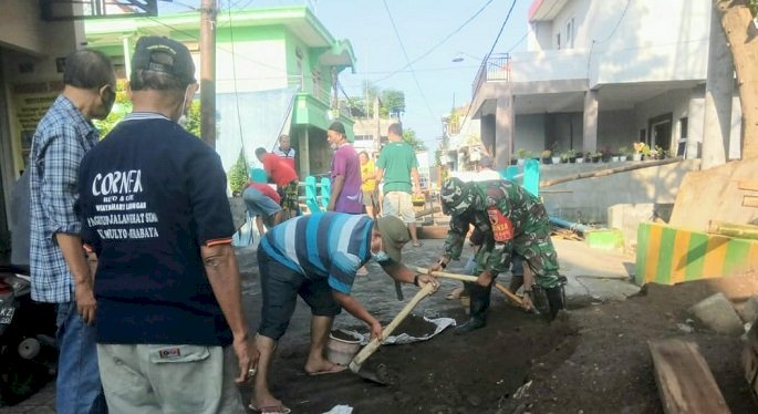 Babinsa Simomulyo Jadi Pelopor Kebersihan Lingkungan