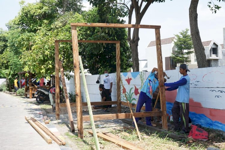 Bangun Gazebo untuk Tingkatkan Literasi