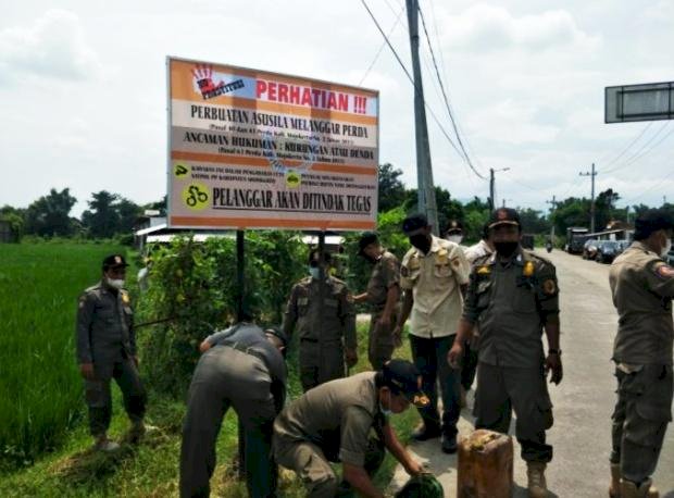 Puluhan Warung Esek-esek Disegel Satpol PP