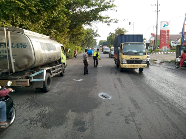 Daihatsu Ayla Cium Pantat Truk, Pengemudi Tewas