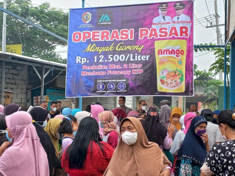 Operasi Pasar Minyak Goreng Diserbu Warga Mojokerto