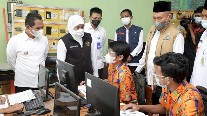 Gubernur Khofifah Pastikan PTM di Jatim  Menyesuaikan Ketentuan Terbaru, PTM 50%, Siswa Batuk Pilek Diswab