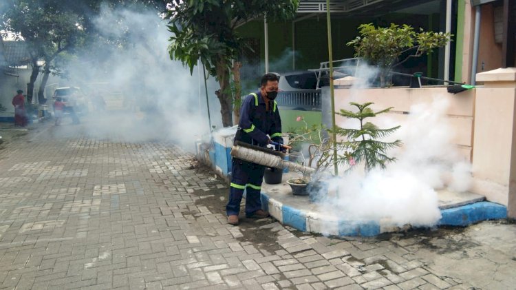 Cegah DBD, Perumahan Taman Candiloka Di-fogging