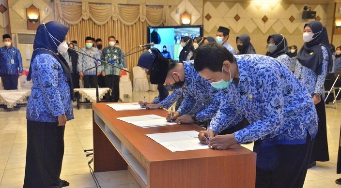 Lantik 94 CPNS Menjadi PNS Gresik, Wabup Minta Tunjukkan Prestasi