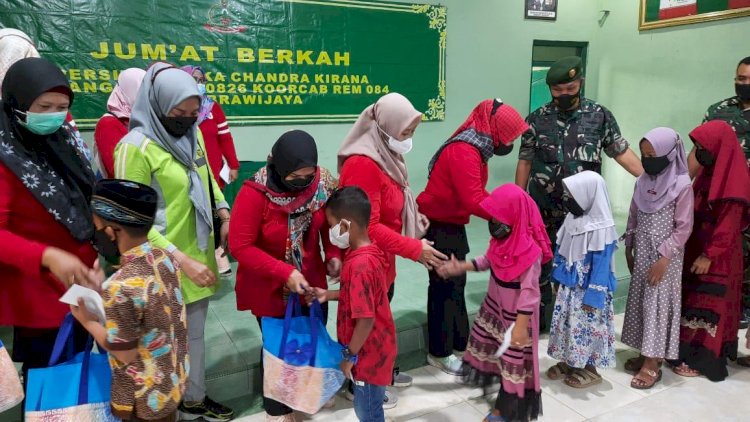 Jumat Berkah, Persit KCK XLV Kodim Pamekasan Santuni Anak Yatim