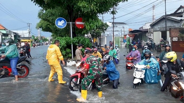 Cegah Kemacetan Karena Banjir, Babinsa Bantu Kelancaran Arus Lalu Lintas