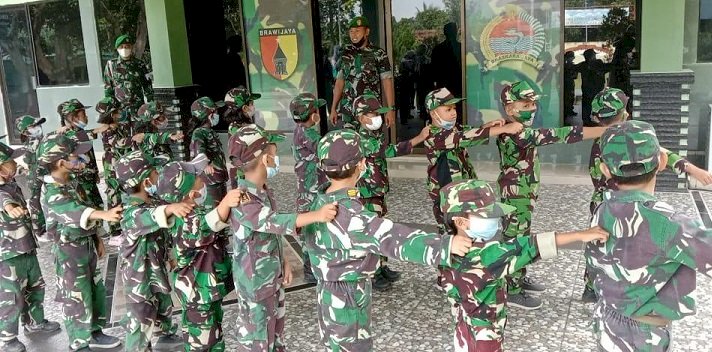 Tanamkan Disiplin Sejak Dini, Siswa TK Kartika lV/ 86 Diberikan Latihan PBB