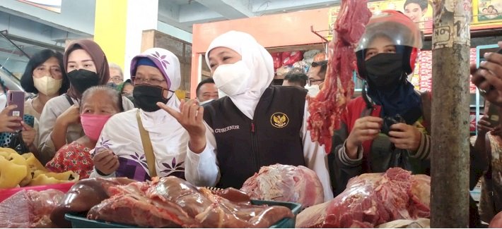 Sidak  di  Pasar Besar Kota Madiun, Gubernur Pantau  Harga Daging dan Tempe Stabil