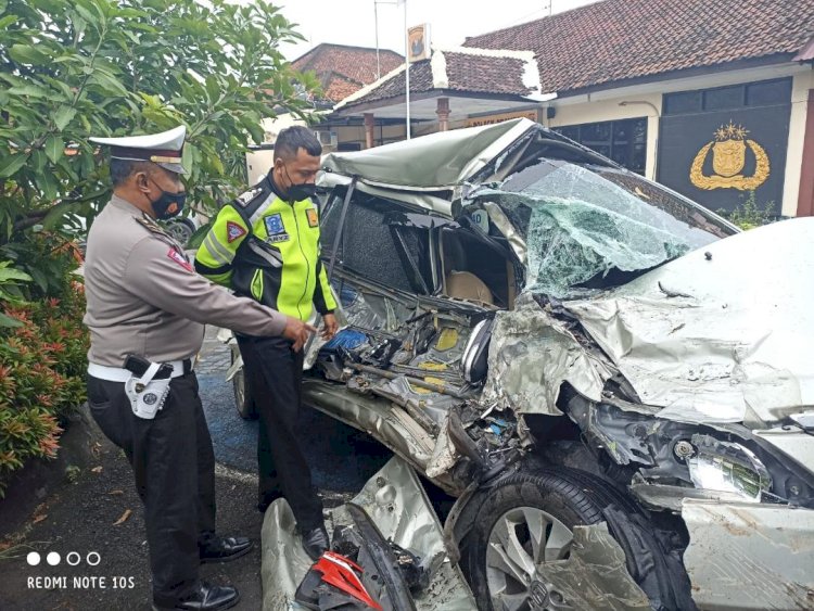 8 Orang Masuk RS gegara Truk Selip Ban