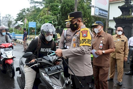 Kapolres dan Forkopimda Berikan Masker Serta Edukasi Masyarakat Taat Prokes