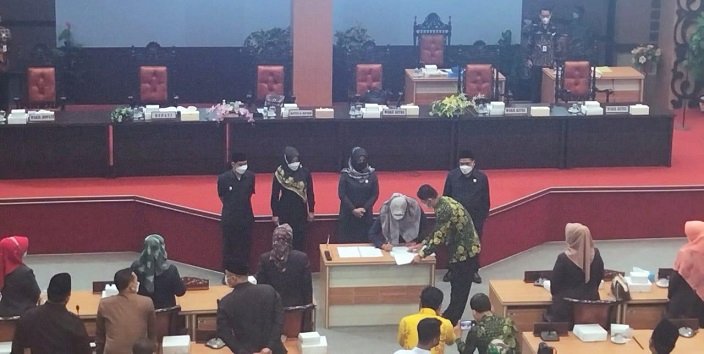 DPRD dan Bupati Mojokerto  Tanda Tangani  Berita Aara  Keputusan Bersama Reperda Jadi Perda