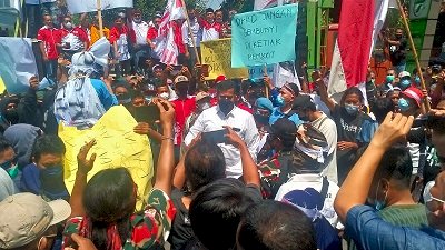 Aliansi LSM Berdemo, Minta 128 Orang Direkrut Kembali